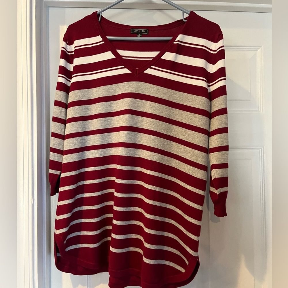 Cute knit cranberry and gray 3/4 sleeve jumper.
